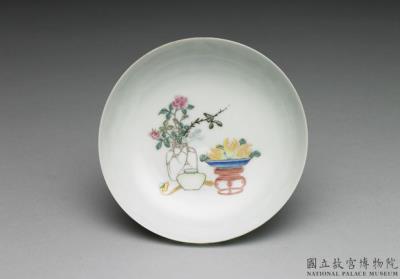 图片[2]-Dish with antique and flower inside a carved polychrome blue exterior in falangcai painted enamels, Qianlong reign (1736-1795), Qing dynasty-China Archive